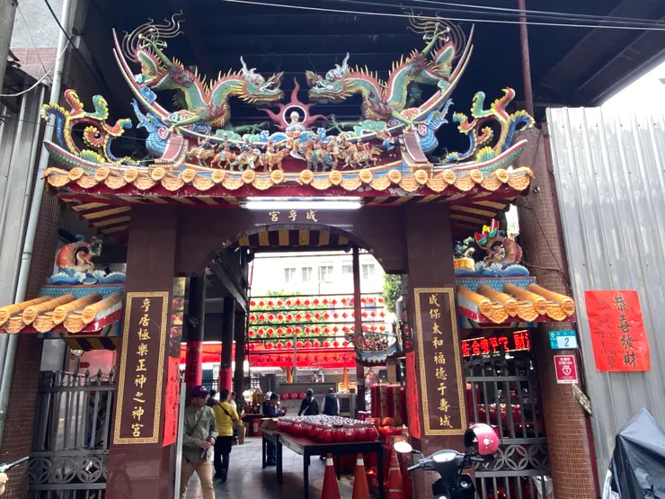 自由街上的咸亨宮土地公廟