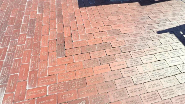 雕塑公園捐款者姓名在磚塊上