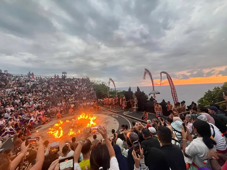 火舞 . 日落邊看火舞就看到18點那場