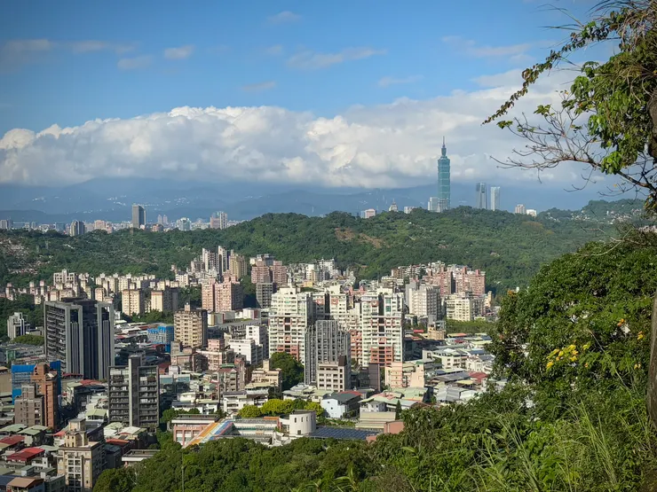 涼亭上的視野極好，望向東北方101