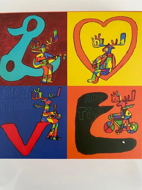 咖啡館內牆壁上的畫作也是軟糖的盒裝設計，很溫馨有愛的色彩。