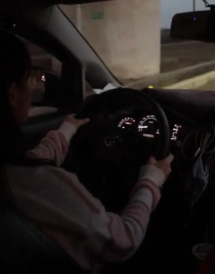 例如…自己開車到學校去？