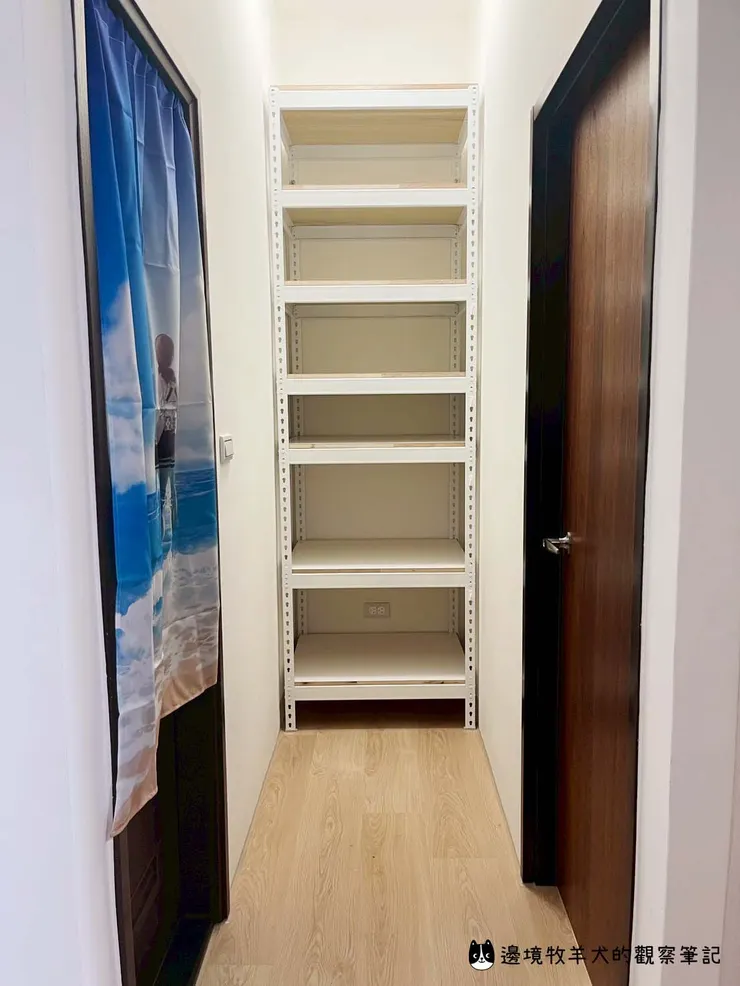 為了隔出貓砂區,新增一道牆並改變房門方向