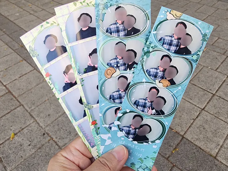 回到文學紀念館，體驗拍貼機，一人可以拍一組，有四種相框可以選，好好玩。