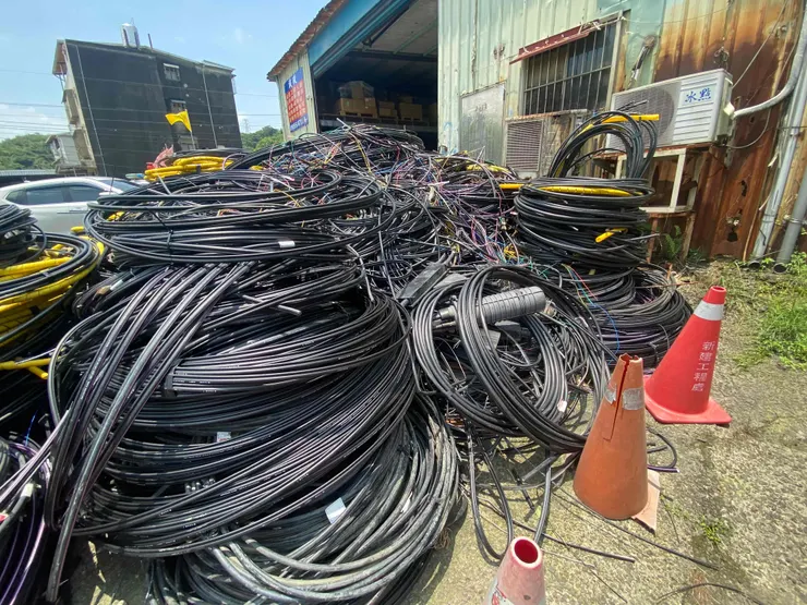 涉嫌業者公司存放之部分電纜電線(林業保育署新竹分署提供)