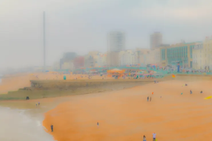 從伸出去海上的平台上，看回布萊頓的海岸一景