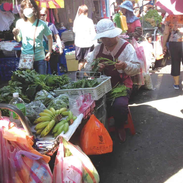 ▲傳統市場的生猛鮮活看似雜亂無章，但對小時候就在市場幫忙爸媽擺攤的唐唐發來說，透過重新感知生活的美，正是他想企圖翻轉的。