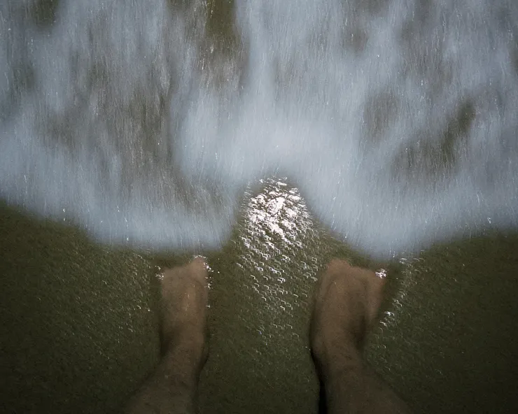 馬公無名海灘｜夜晚走入浪花裡 　「不需要理由，只是想讓腳被海水包住。」