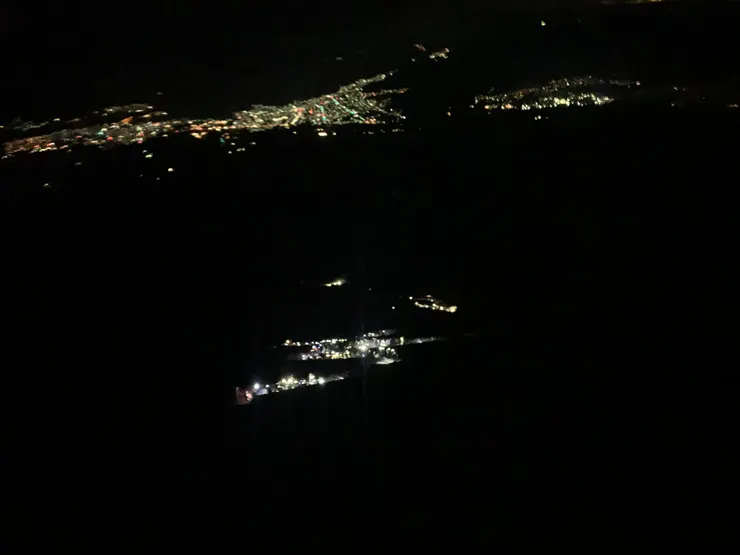 回首望山下夜景