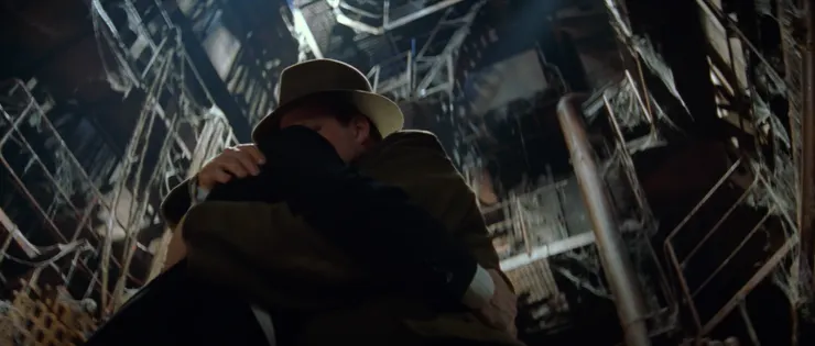 兩位好友相擁而泣