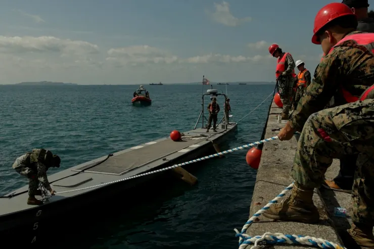 美國海軍陸戰隊的半潛式無人艇（Autonomous Low-Profile Vessel, ALPV）在「決心之龍」軍演前夕抵達駐日美軍在沖繩的訓練基地。 (U.S. Marine Corps photo by Lance Cpl. Skilah Sanchez via DVIDS)