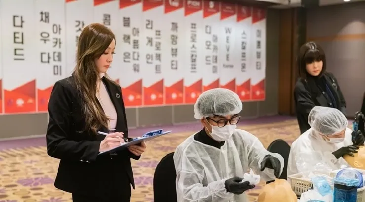 圖說：Fifi受邀參與國際美學相關賽事與評審活動，累積跨國專業經驗。（圖／FKB美學）