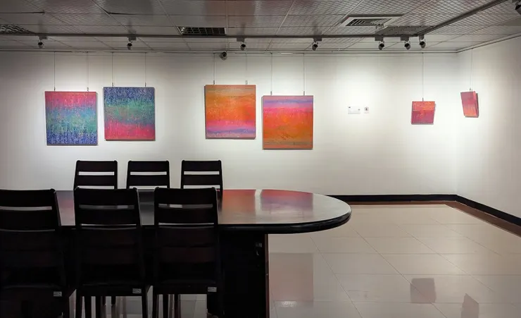 積吶虹光，〈青天白日滿地「虹」〉，壓克力顏料、紙。  