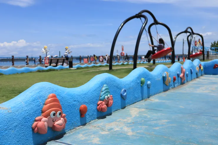 布滿水生動物的藍色矮圍籬