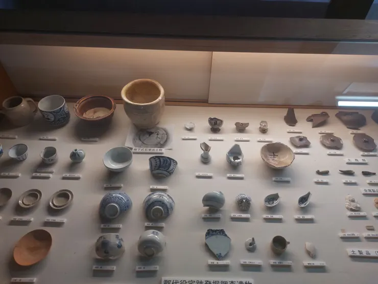 以前官府用的器具，像茶杯、陶碗等等