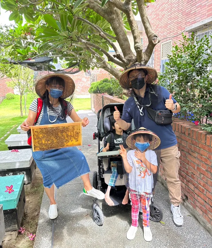 如果你膽子夠大,可以嘗試這樣近距離的接觸。🙄是說這位爸爸爲什麼遮住我的帥祐?