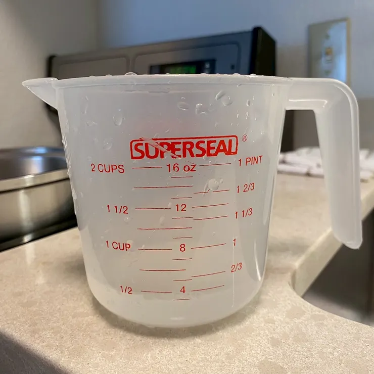 奇怪！現在看圖發現似乎是倒了 3 oz？難道這就是逐漸導向毀滅的開端？🤨