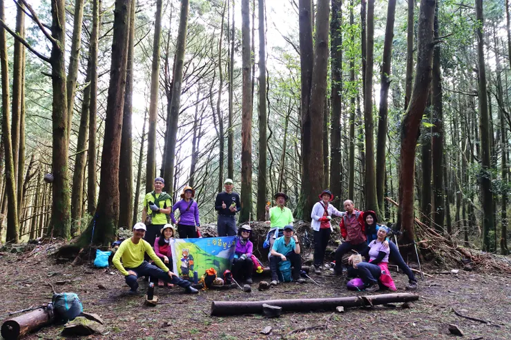 8:10抵達南鞍營地，結束平緩的步道，開始陡上陡下。