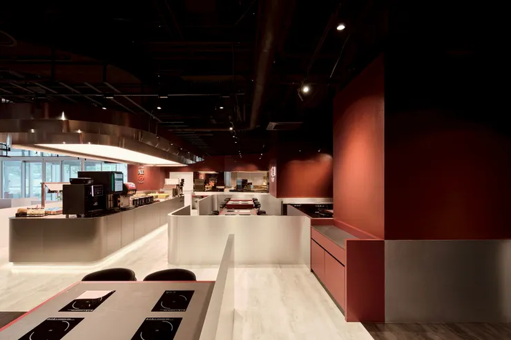 店內視覺核心——自助吧台，透過獨特的天花板造型與燈光導引客流動線。