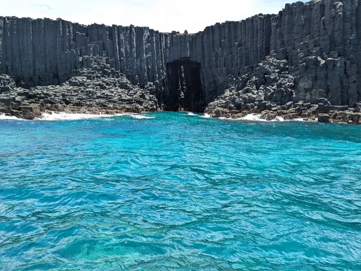 我在藍洞的海浪上，看著黯淡的洞穴