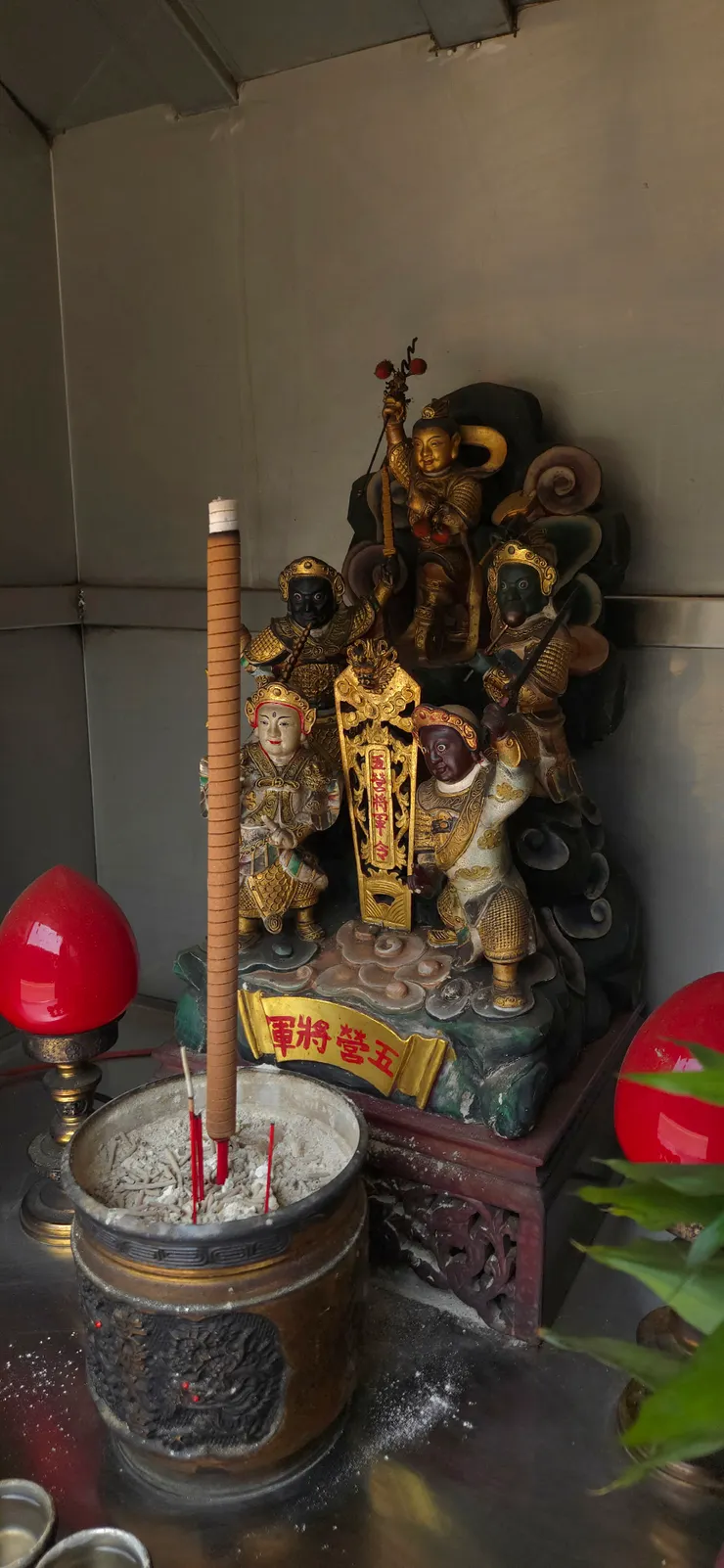 圖5.港口宮的五營(外營): 是被安奉在廟宇建築的「步口(騎樓)」。在聚落防禦邏輯中,這屬於「外營」,也就是駐紮在廟宇領地邊緣的「野戰部隊」。因為要在外風吹日曬,負責第一線抵禦外邪,所以其型制通常會更具威嚇性與獨立的空間。