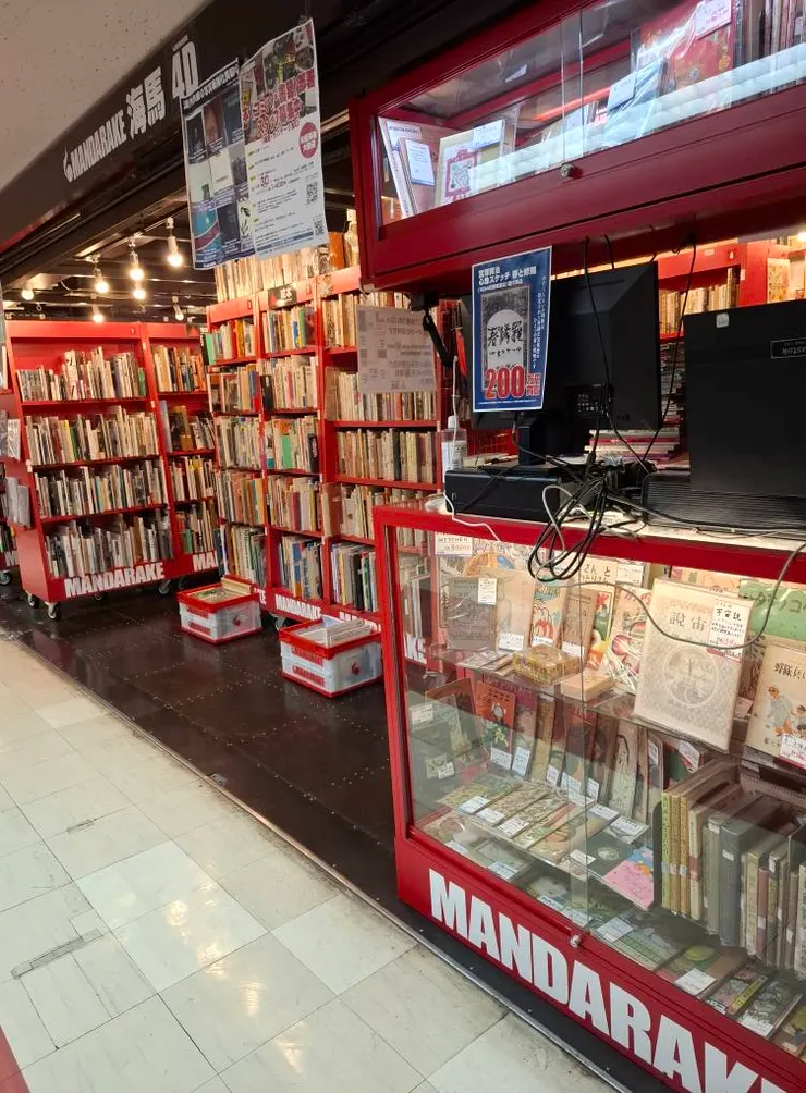 東京「中野百老匯」4樓的二手書店「海馬」，繪本區就入口這一整櫃。