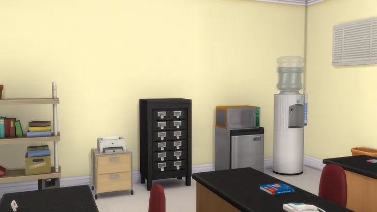 我想這邊一定比較吵，一來多人走動進出，二來人們倒水喝或拿文件時一定要聊天。