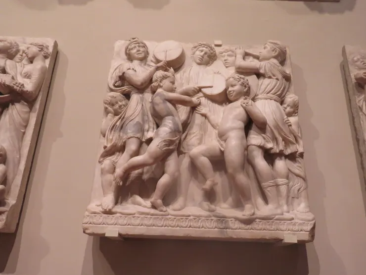 兒童用各種樂器讚美上帝的大理石浮雕