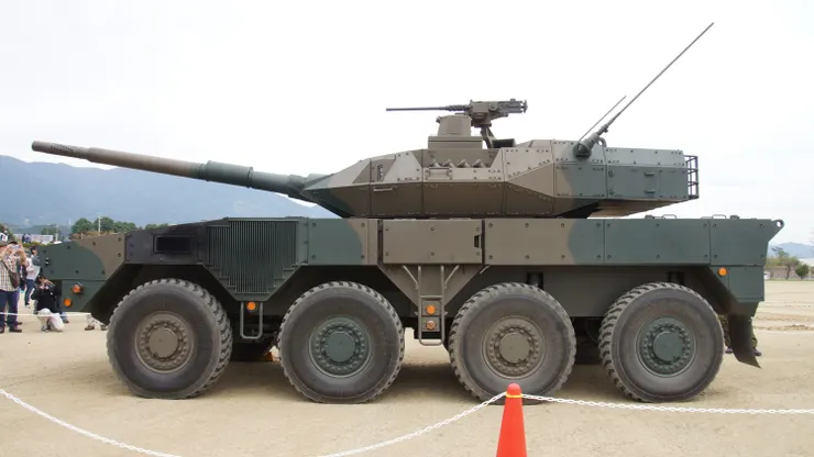 和日本的16式砲車相比，雲豹砲車高出不少。車體越高，火炮後座力影響也比較大。(Photo via Wikipedia)