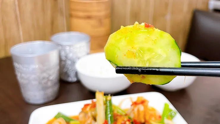 解暑神菜：夏天小館酸辣涼拌海鮮特寫