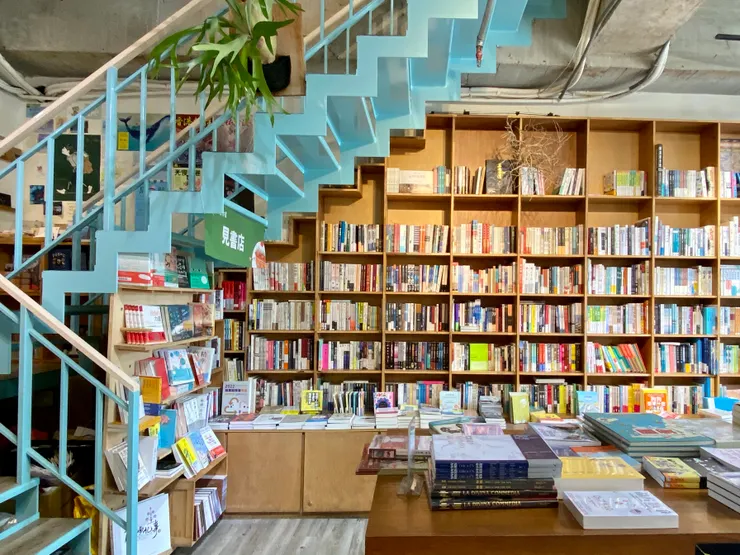 ▲ 基隆《見書店》的迷人書牆