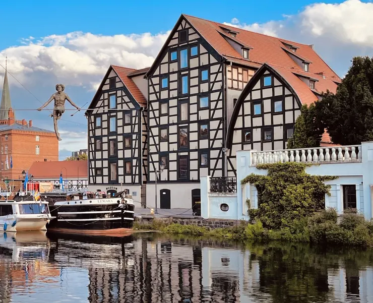 三座布爾達河畔糧倉（Bialy Spichlerz）