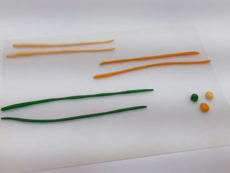 🖐步驟1：搓長條狀&nbsp;→ 雙色捲麻花&nbsp;→ 捲成蝸牛殼狀  將每塊軟陶用壓泥棒桿２～３下，呈光滑面。  每個顏色都先留一小塊（要做花芯的！）