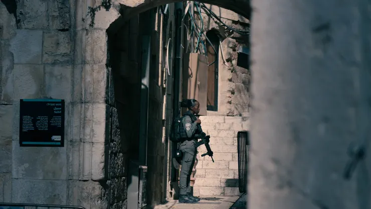 每條巷弄內有士兵把守