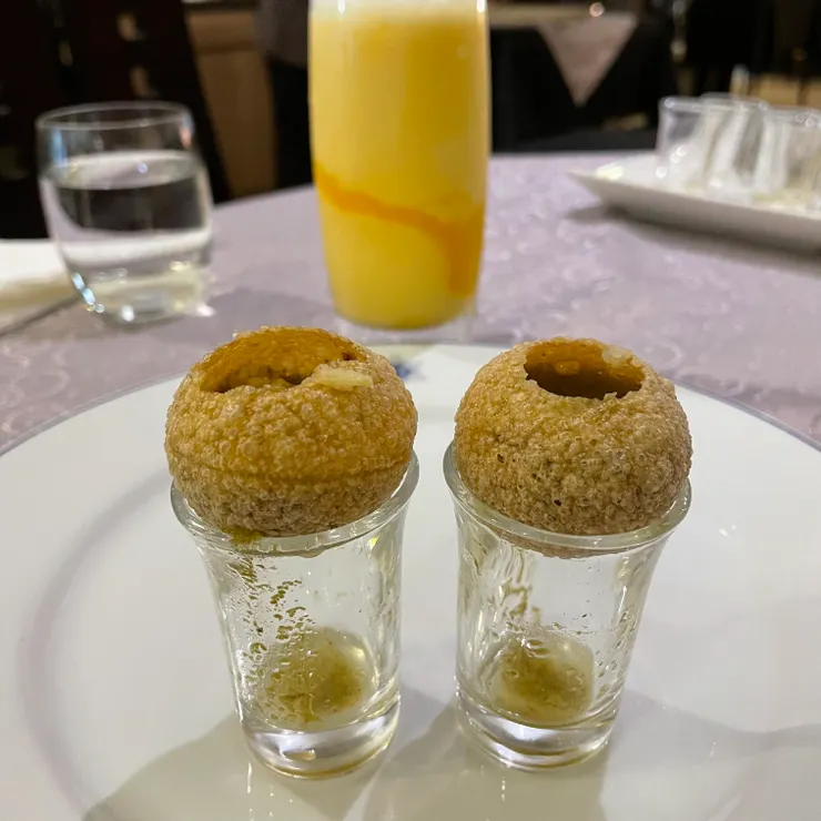 加入配料、醬料及薄荷醬，一口吃~