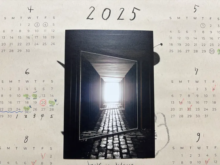 開心地把犬島精鍊所的明信片貼在年曆正中央。