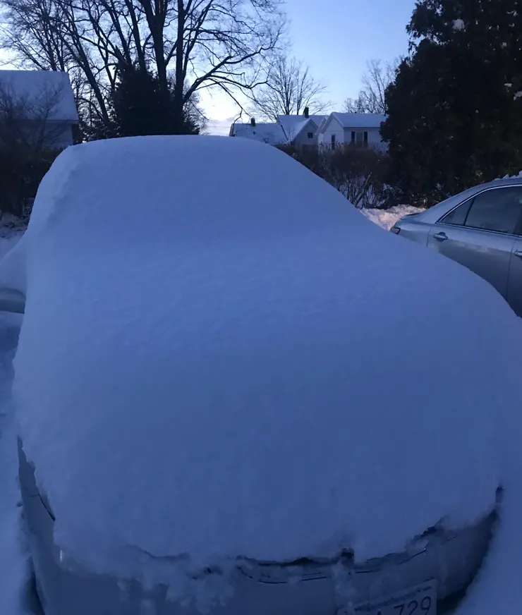 在麻州某年的第一場大雪。因為正逢長週末連假，我一連三天都懶在家裡沒有出門。到了第四天要出門時，雪已積得比床墊還厚。雪太重了開不了後車廂，我收在後車廂的鏟雪工具也拿不出來，只能先戴上滑雪手套，用手慢慢地把雪剝掉。等後車廂能打開了，再用鏟雪工具一層一層把雪刷掉，大概花了我半小時。（沒鏟過這麼厚的雪的我一開始很貪心，直接把鏟雪工具一把插進積雪的最底層，想一口氣把雪掀掉，這才知道原來雪是那麼的重，根本掀不動！）從此我學會只要一下雪，不論有沒有要出門，都要趕快把雪從車上清掉。新下的雪最容易清，之後結了冰得用鏟雪刷的另一頭刮除，更麻煩。