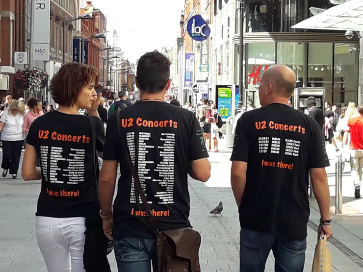 歌迷穿U2演唱會日期地點T-Shirt / 資料來源：我自己