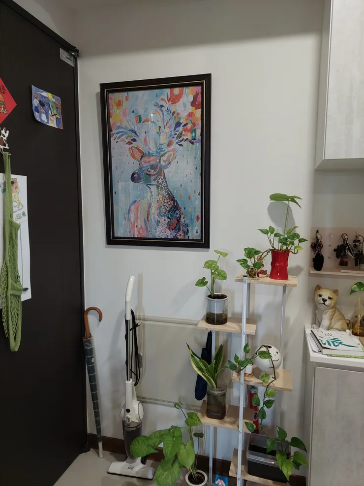 掛在門口旁牆壁上的壁畫