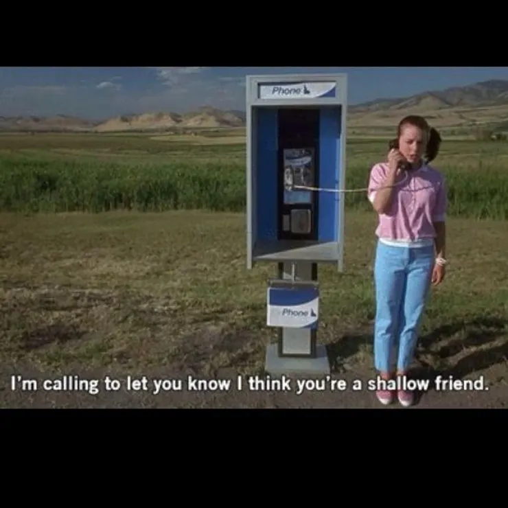 荒郊野外的公共電話及歪馬尾