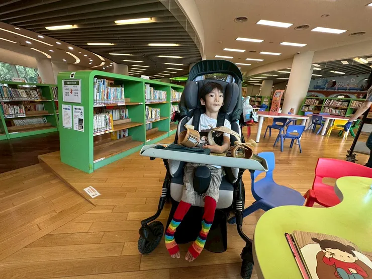 有時候子祐也會被這樣的木質地板拒於門外,這裡倒是沒有,但書櫃之間的距離對於推行輪椅很有礙。《臺中國資圖》