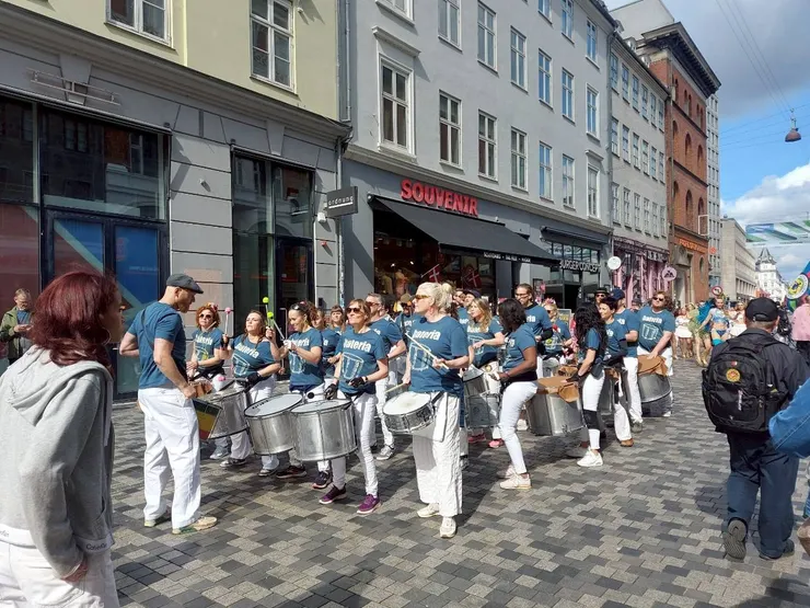 不同的隊伍樂聲此起彼落，有互別苗頭的聲勢也有相互呼應的協奏