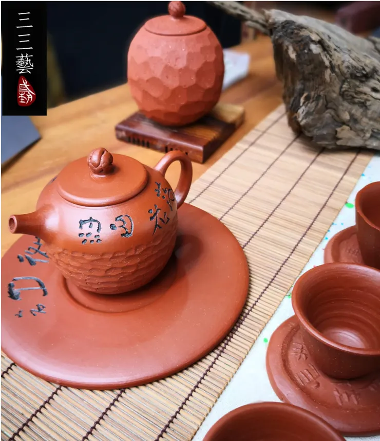 黎世榮岩礦壺，專注於以天然岩礦與陶土混合的材質，打造兼具實用性與侘寂美感的茶壺。