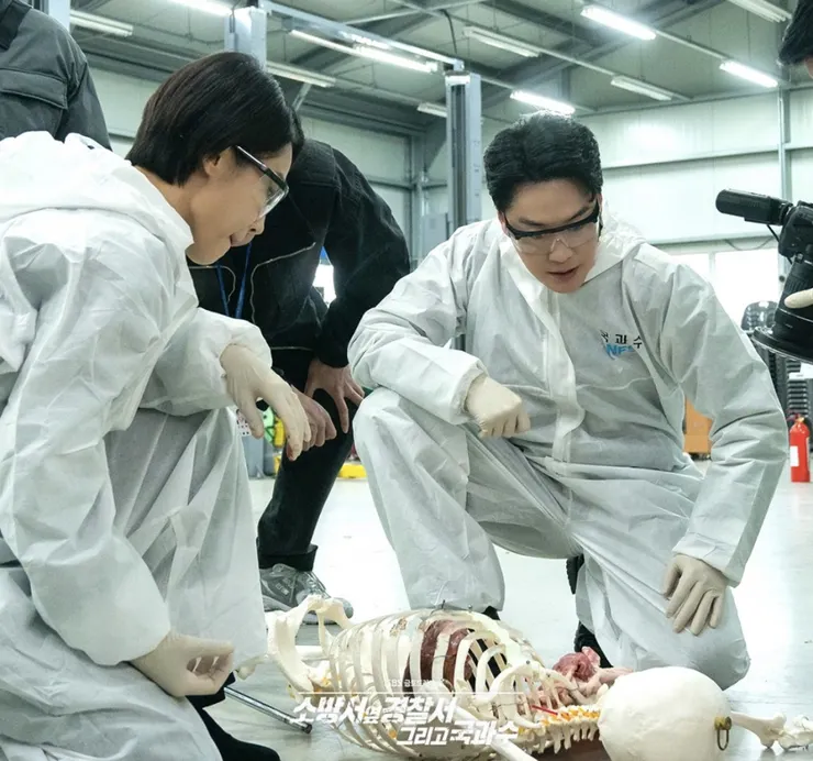 「災後調查日誌2」尹紅（孫智允 飾）及姜道河（吳義植 飾）（圖／截自IG @sbsdrama.official）