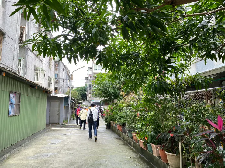 穿過公寓後方水利地