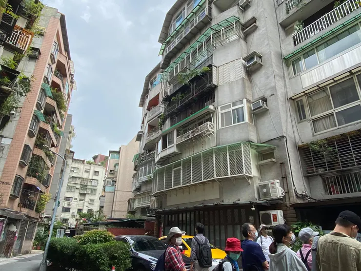 復興南路一段79巷，波浪般圓弧型的公寓群