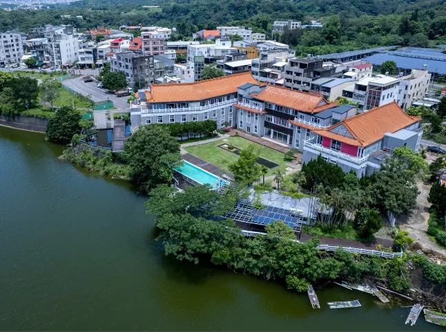 ▲位於明德水庫旁的水漾月明，可遠望群山環繞(加里山、仙山等)、湖水波光粼粼的美景，以「智能服務、湖光山色、三島漫遊」為主題，在苗栗客庄中帶給旅客低調奢華、靜謐舒適之感。