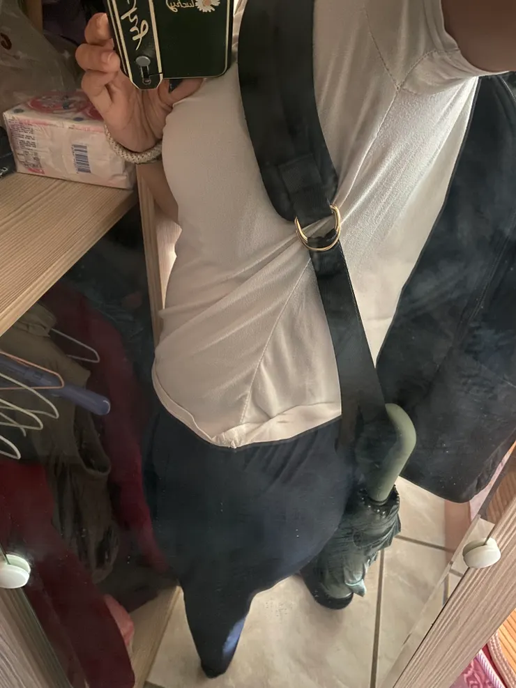 包包沒空間 我就會掛背帶這邊