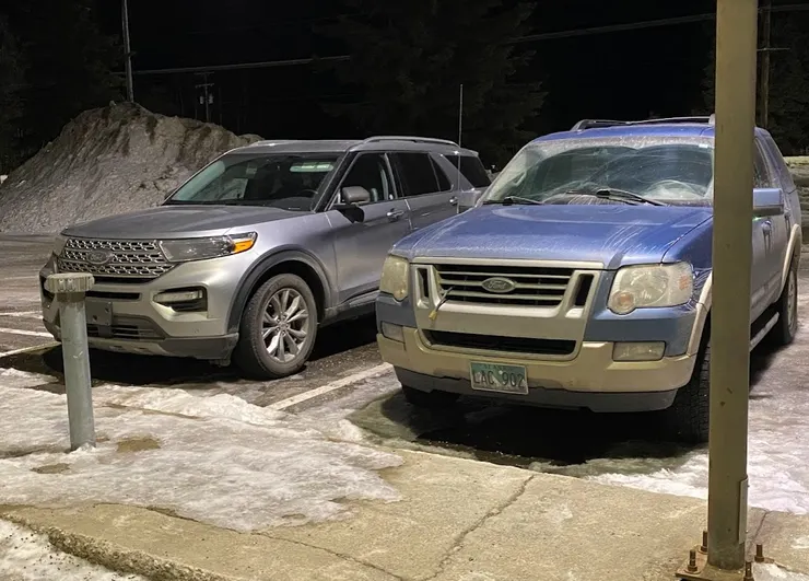 「每一台車都像是北方的生物，靠厚重與沉默過冬。」 在這裡，大車不是地位，是生存。