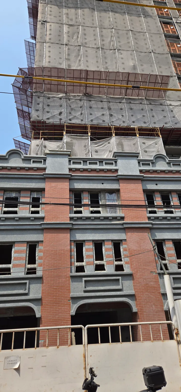 新莊派出所所在的土地被納入「新莊文德段公辦都更案」。目前興建工程。